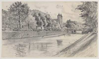 28277 Gezicht vanaf de berm langs de Catharijnesingel over de stadsbuitengracht te Utrecht op de Rijnkade met op de ...